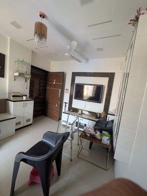 Room in 2 BHK Apartment at Kandivali West – for Rent