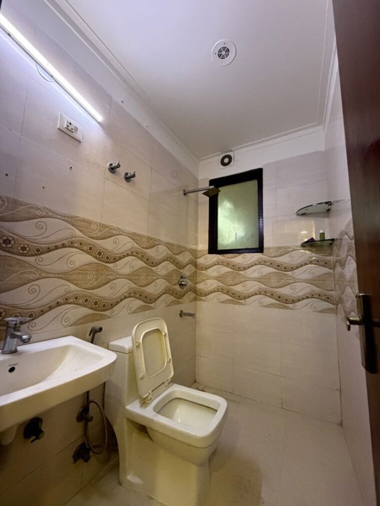 Bathroom, saket 2 Bedroom 1020 Sq.Ft. Builder Floor In Saket Delhi 10768043