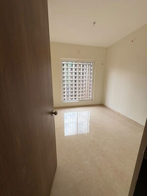 Room in 2 BHK Apartment at Lodha Amara, Kolshet Road – for Rent
