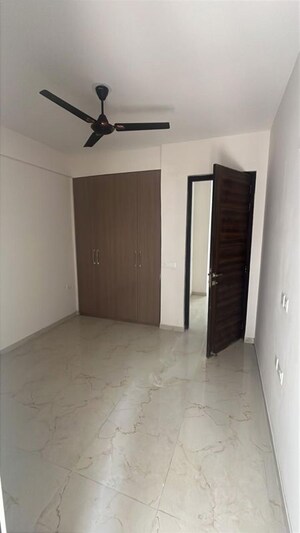 Room in 2.5 BHK Apartment at Smart World Gems, Sector 89 – for Rent