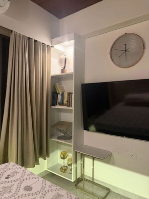 Team Area in 2 BHK Apartment at Model Town, Andheri West – for Rent