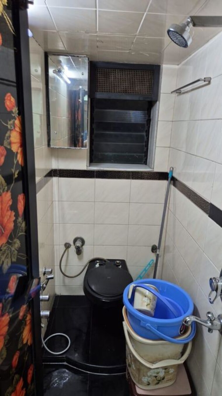 Bathroom, adarsh-nagar-society 2 Bedroom 500 Sq.Ft. Apartment In Worli Mumbai 10768311