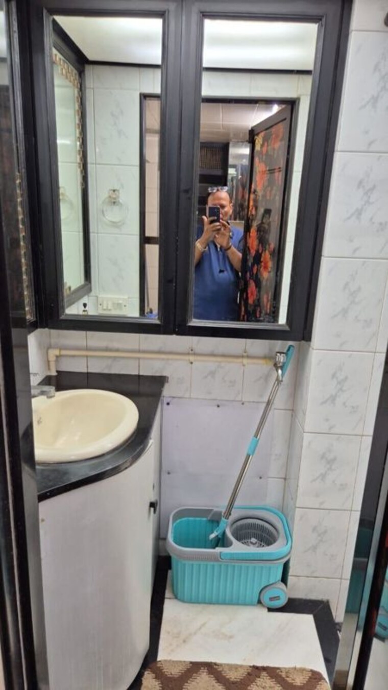 Bathroom, adarsh-nagar-society 2 Bedroom 500 Sq.Ft. Apartment In Worli Mumbai 10768311