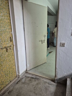 2.5 BHK Apartment – Entrance View at Mayur Vihar - for Rent
