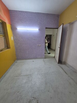 Furnished Amenities in 2.5 BHK Apartment at Mayur Vihar – for Rent