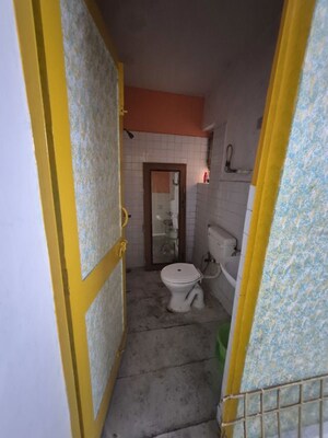 Bedroom in 2.5 BHK Apartment at Mayur Vihar – for Rent
