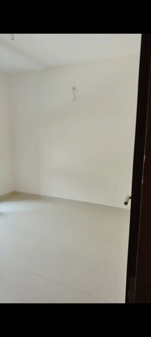 Room in 2 BHK Apartment at Tata Mills CHS, Parel – for Rent