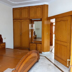 Room in 3 BHK Builder Floor at Sector 38 – for Rent