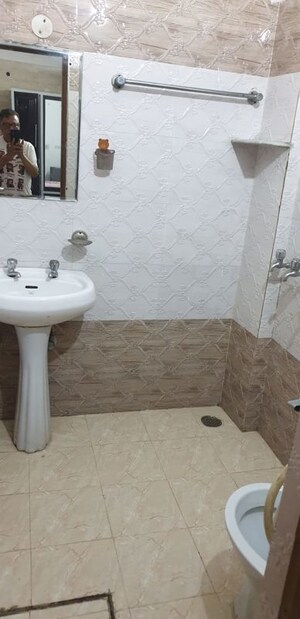 Bathroom in 1 RK Builder Floor at Sector 18 – for Rent