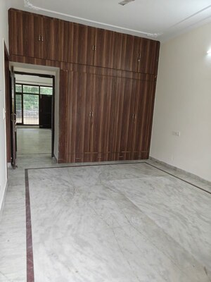 Room in 3 BHK Builder Floor at Sector 21 – for Rent