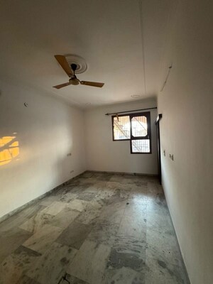 Room in 2 BHK Builder Floor at Sector 44 – for Rent