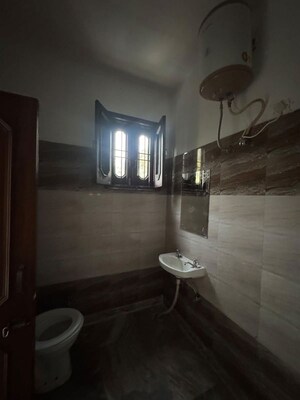 Bathroom in 2 BHK Builder Floor at Sector 44 – for Rent