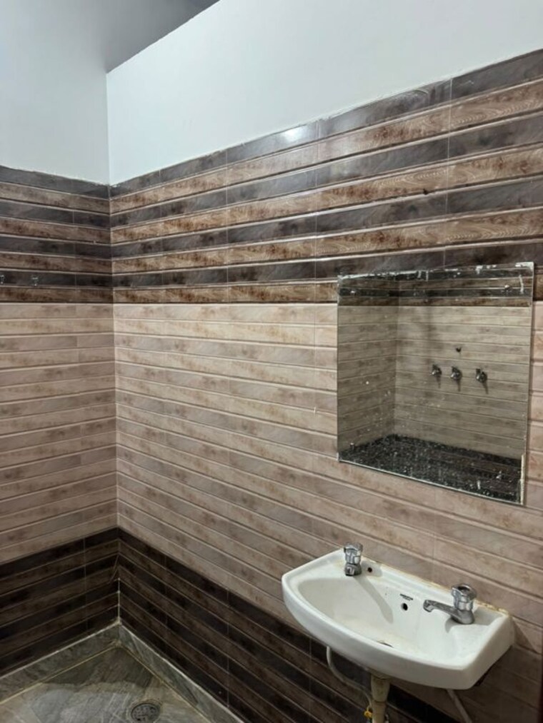 Bathroom, sector 44 2 Bedroom 1000 Sq.Ft. Builder Floor In Sector 44 Chandigarh 10768481