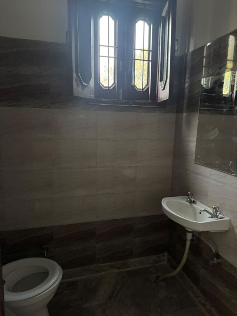 Bathroom, sector 44 2 Bedroom 1000 Sq.Ft. Builder Floor In Sector 44 Chandigarh 10768481
