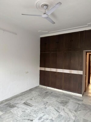 Room in 2 BHK Builder Floor at Sector 44 – for Rent