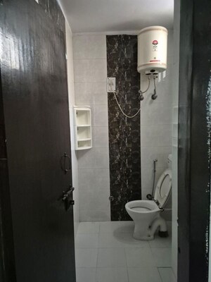 Bathroom in 5 BHK Villa at Defence Colony – for Rent