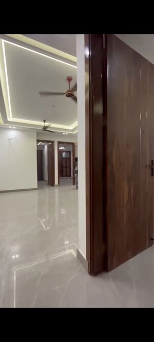 Building Lobby in 3 BHK Builder Floor at Mahavir Enclave – for Sale