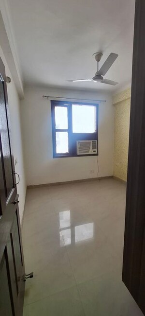 Room in 3 BHK Apartment at Nagla Road – for Rent