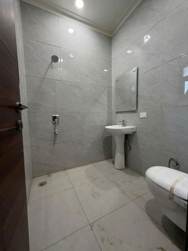 Bathroom, kharar mohali road 3 Bedroom 1800 Sq.Ft. Apartment In Kharar Mohali Road Kharar 10768652