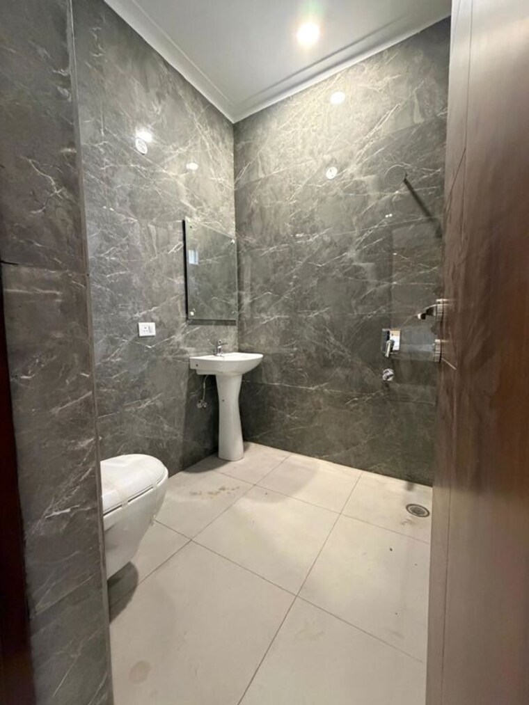Bathroom, kharar mohali road 3 Bedroom 1800 Sq.Ft. Apartment In Kharar Mohali Road Kharar 10768652