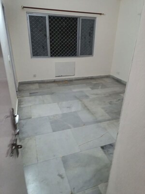 Room in 2 BHK Apartment at Shipra Suncity, Vaibhav Khand – for Rent