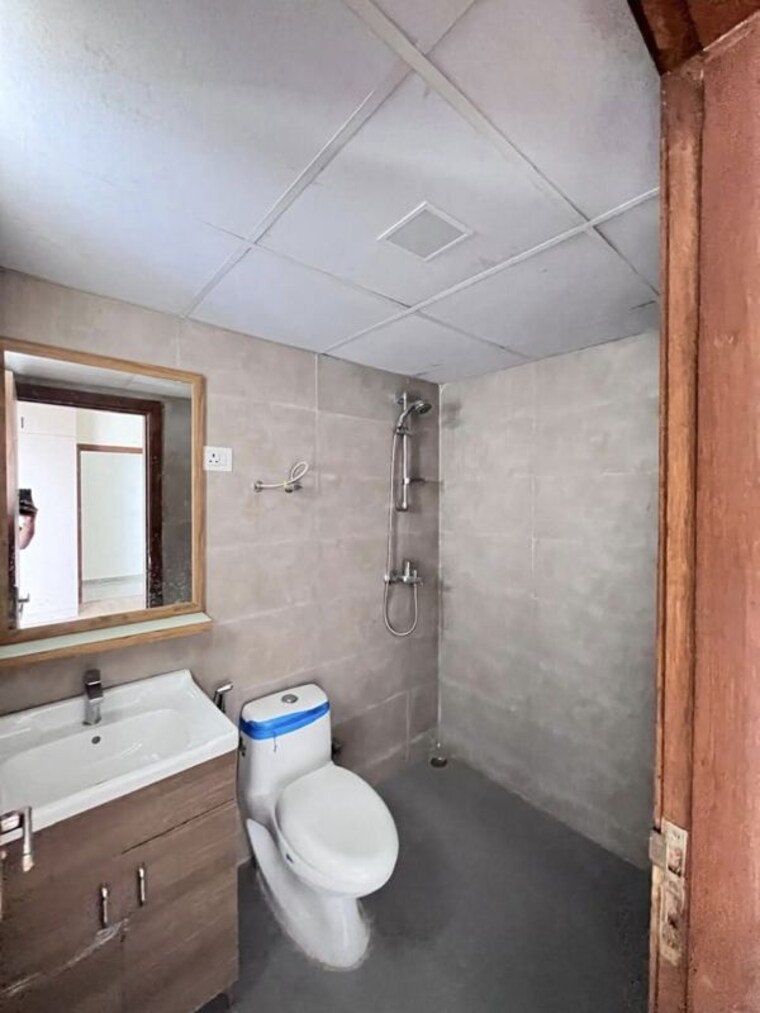 Bathroom, tulip-yellow 3 Bedroom 1704 Sq.Ft. Apartment In Sector 69 Gurgaon 10768748