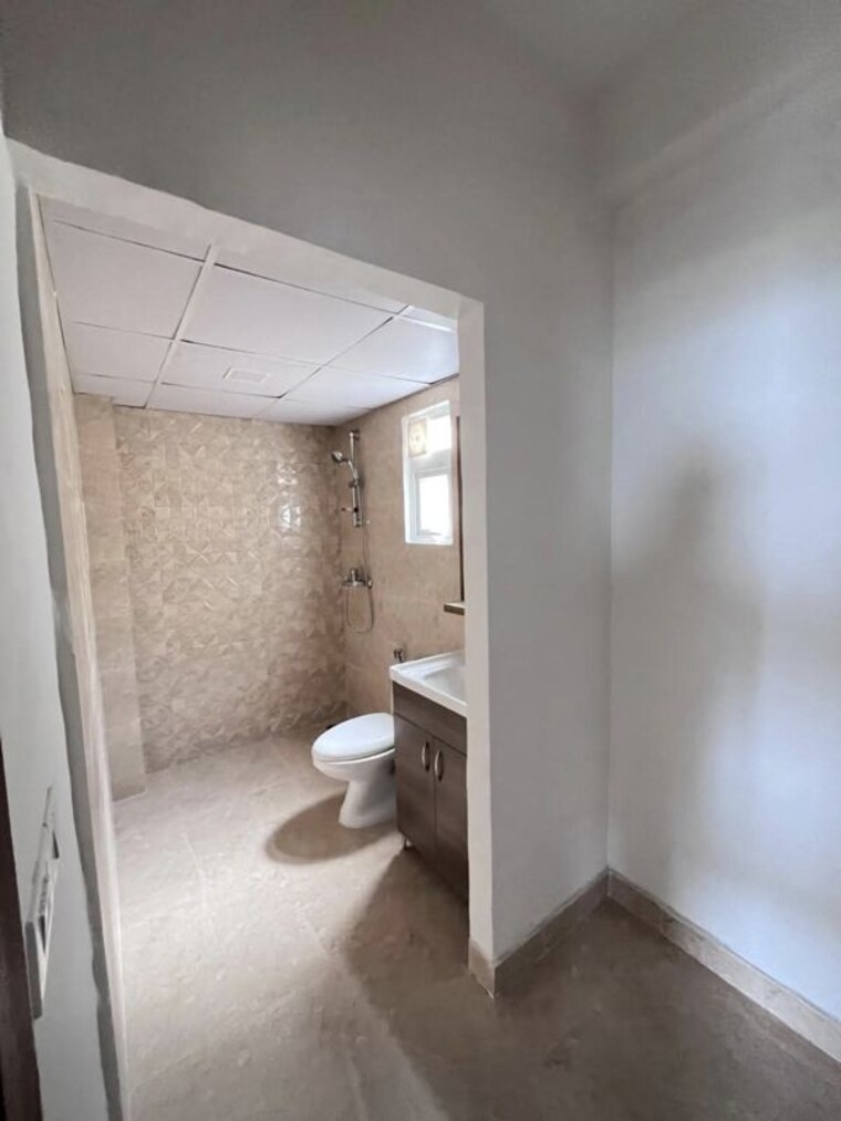Bathroom, tulip-yellow 3 Bedroom 1704 Sq.Ft. Apartment In Sector 69 Gurgaon 10768748
