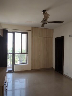 Room in 3 BHK Apartment at Unitech Uniworld Gardens 2, Sector 47 – for Rent