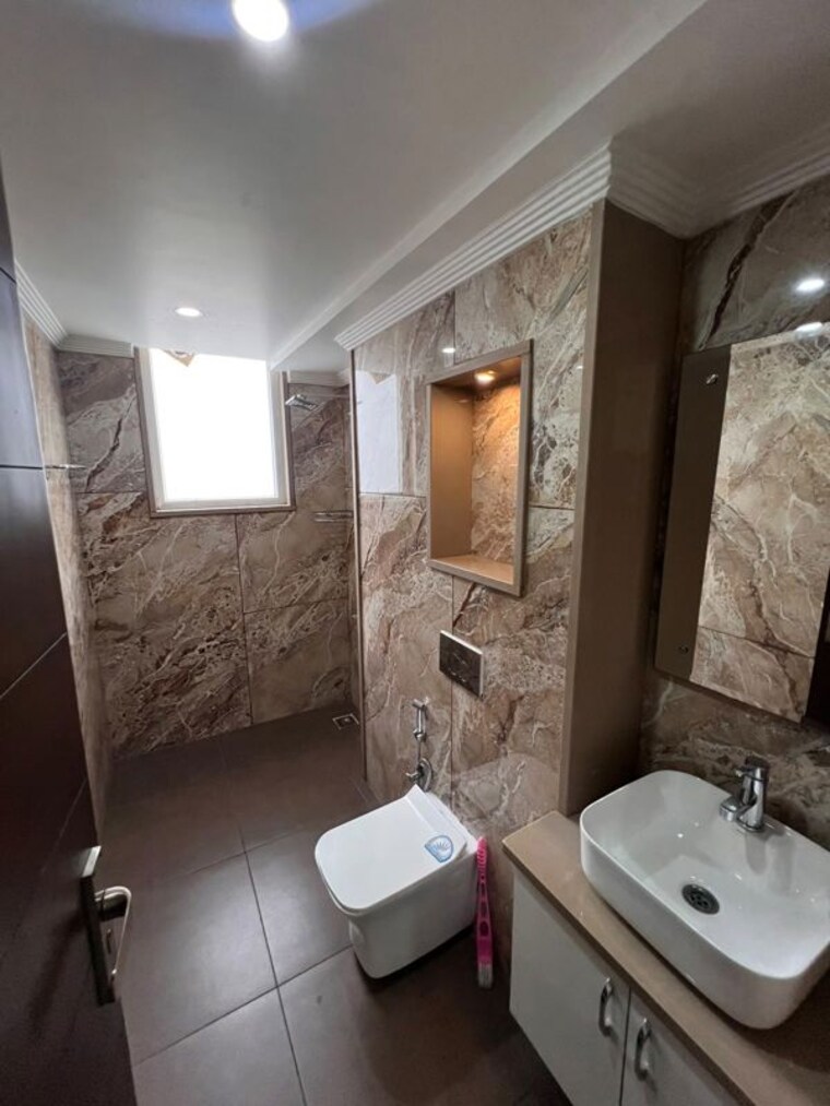 Bathroom, sushant lok i 3 Bedroom 301 Sq.Yd. Builder Floor In Sushant Lok I Gurgaon 10768869