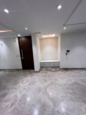 Room in 3 BHK Builder Floor at Sushant Lok I – for Rent