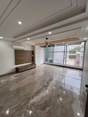 Parking in 3 BHK Builder Floor at Sushant Lok I – for Rent