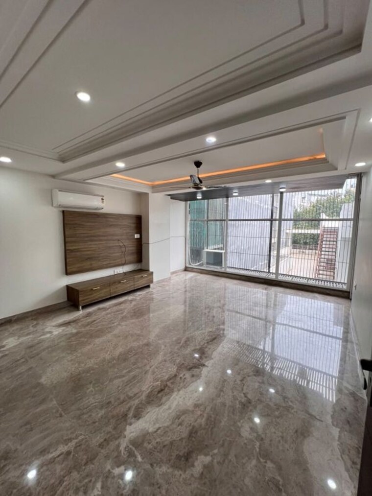  Parking, sushant lok i 3 Bedroom 301 Sq.Yd. Builder Floor In Sushant Lok I Gurgaon 10768869
