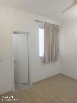 Room in 4 BHK Apartment at DLF Trinity Towers, Dlf Phase V – for Rent