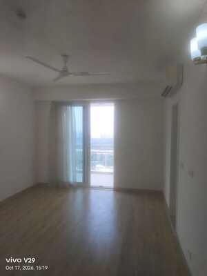Room in 4 BHK Apartment at DLF Trinity Towers, Dlf Phase V – for Rent