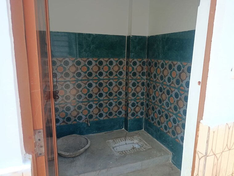 Bathroom, govindpuri 3 Bedroom 107 Sq.Yd. Villa In Govindpuri Ghaziabad 10768916