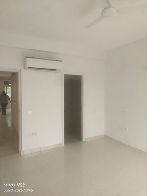 Room in 4 BHK Apartment at Parsvnath Exotica, Sector 53 – for Rent