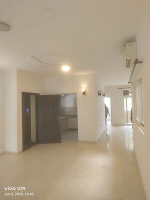 Room in 4 BHK Apartment at Parsvnath Exotica, Sector 53 – for Rent