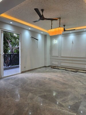 Room in 3 BHK Builder Floor at BPTP District, Sector 81 – for Sale