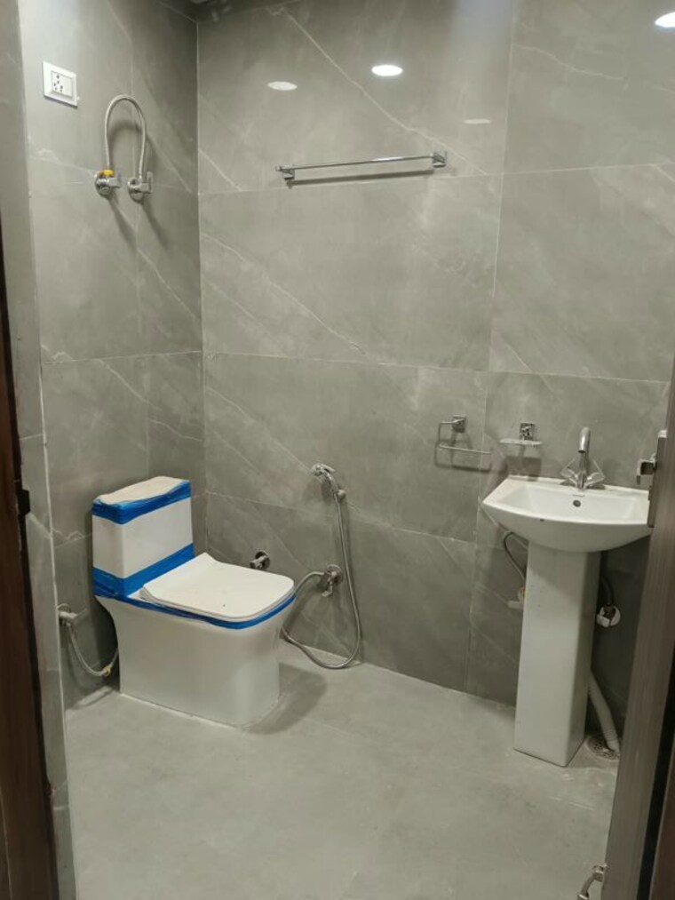 Bathroom, vasant kunj 2 Bedroom 1100 Sq.Ft. Apartment In Vasant Kunj Delhi 10769031