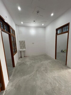 Room in 2 BHK Builder Floor at Chinhat – for Rent