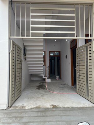 2 BHK Builder Floor For Rent in Chinhat