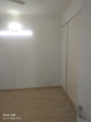 Room in 3 BHK Apartment at DLF Park Place, Sector 54 – for Sale