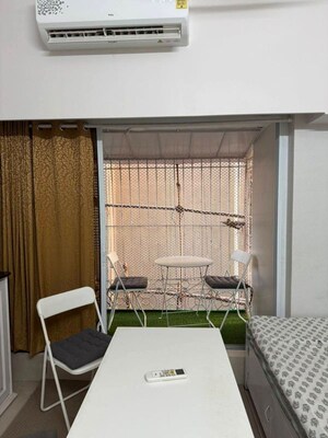 Room in Studio Apartment at Pali Hill Apartment, Bandra West – for Rent
