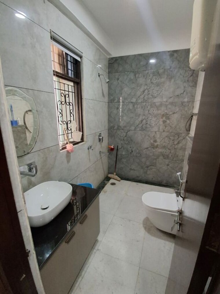 Bathroom, uppal-southend 3 Bedroom 2400 Sq.Ft. Builder Floor In Sector 49 Gurgaon 10769164