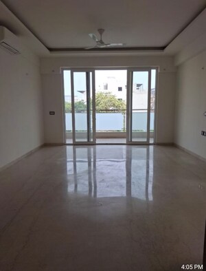 Room in 4 BHK Apartment at Rosemary Palm Floors, Dlf Phase iv – for Rent