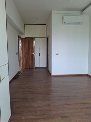 Room in 4 BHK Apartment at Rosemary Palm Floors, Dlf Phase iv – for Rent
