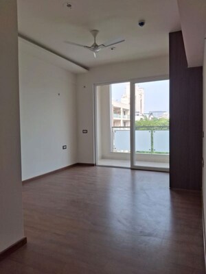 Room in 4 BHK Apartment at Rosemary Palm Floors, Dlf Phase iv – for Rent