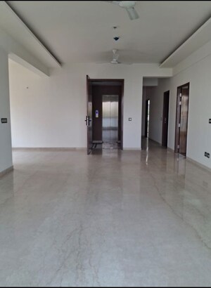 Room in 4 BHK Apartment at Rosemary Palm Floors, Dlf Phase iv – for Rent