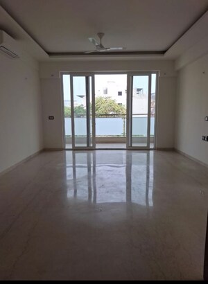 Room in 4 BHK Apartment at Rosemary Palm Floors, Dlf Phase iv – for Rent
