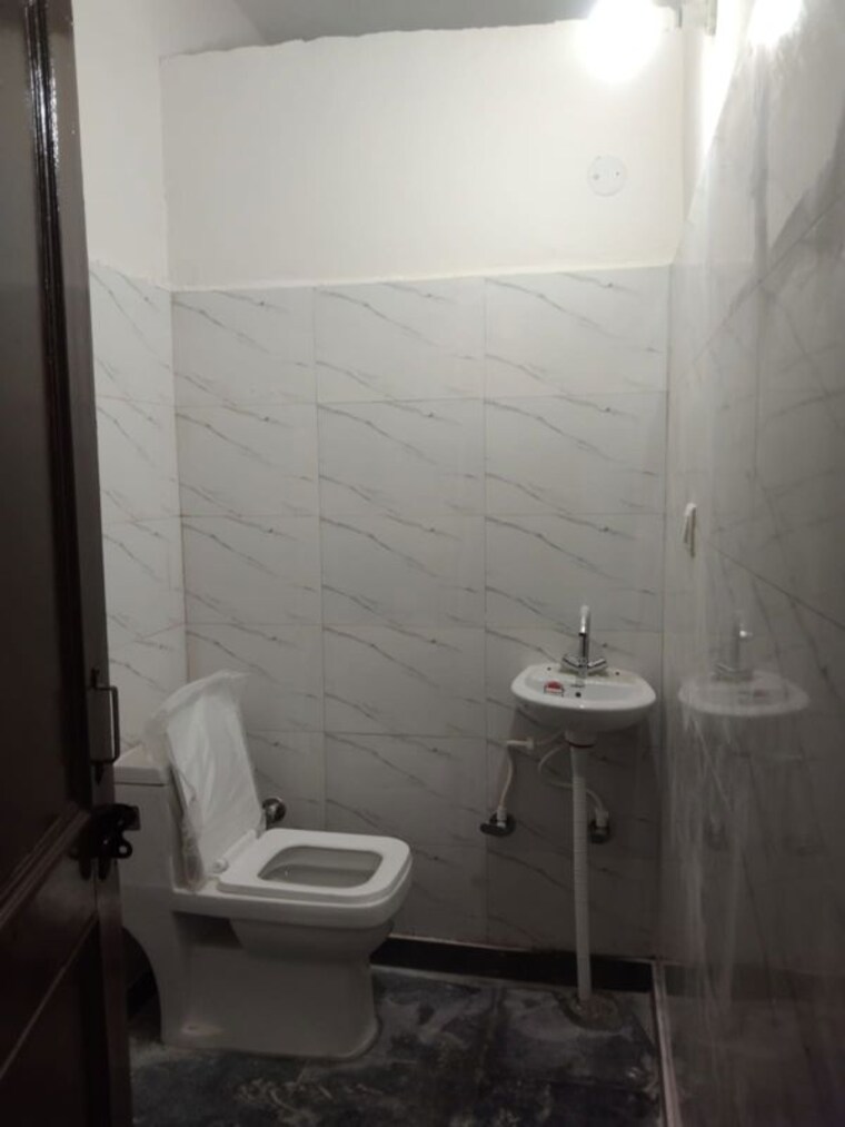Bathroom, neb sarai 2 Bedroom 850 Sq.Ft. Builder Floor In Neb Sarai Delhi 10769265